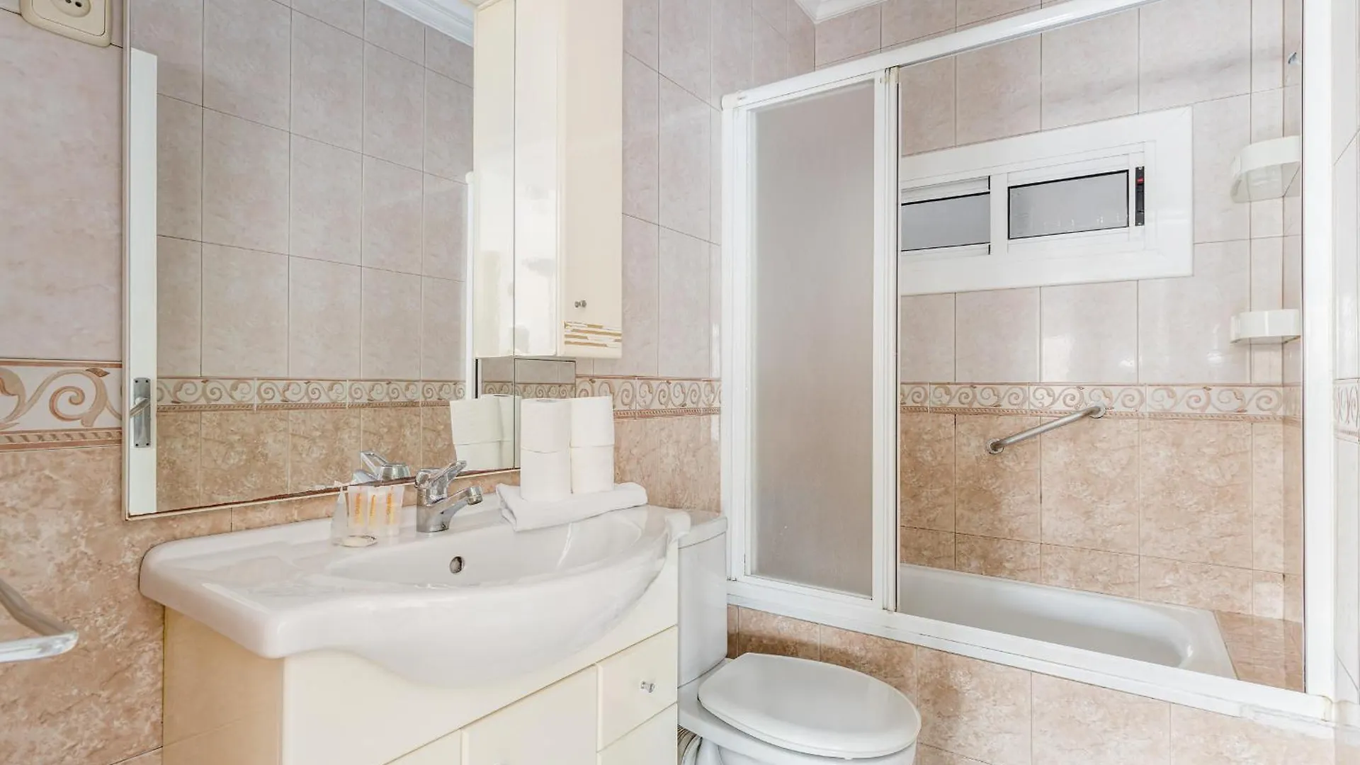 Besos - Bright Apartment Close To Congress & Port Sant Adrià de Besòs 0*,  Spanien
