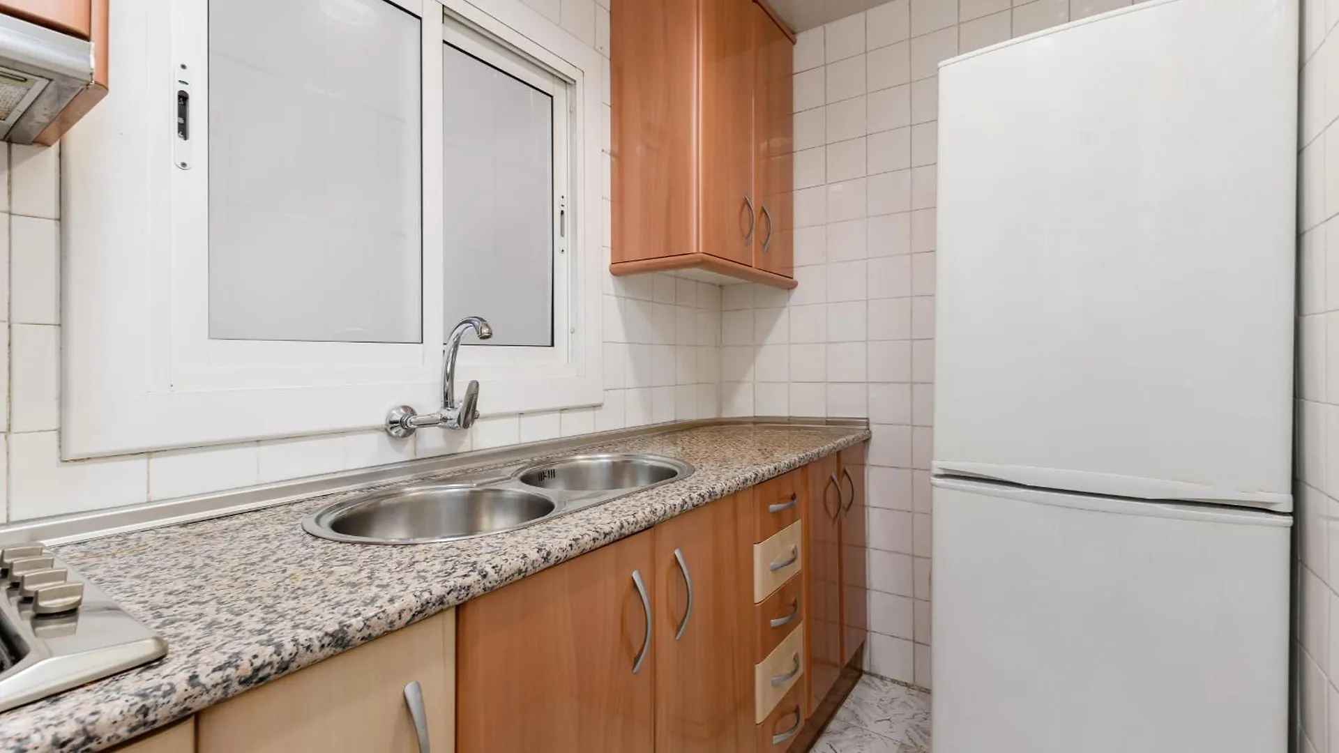 Besos - Bright Apartment Close To Congress & Port Sant Adrià de Besòs 0*,