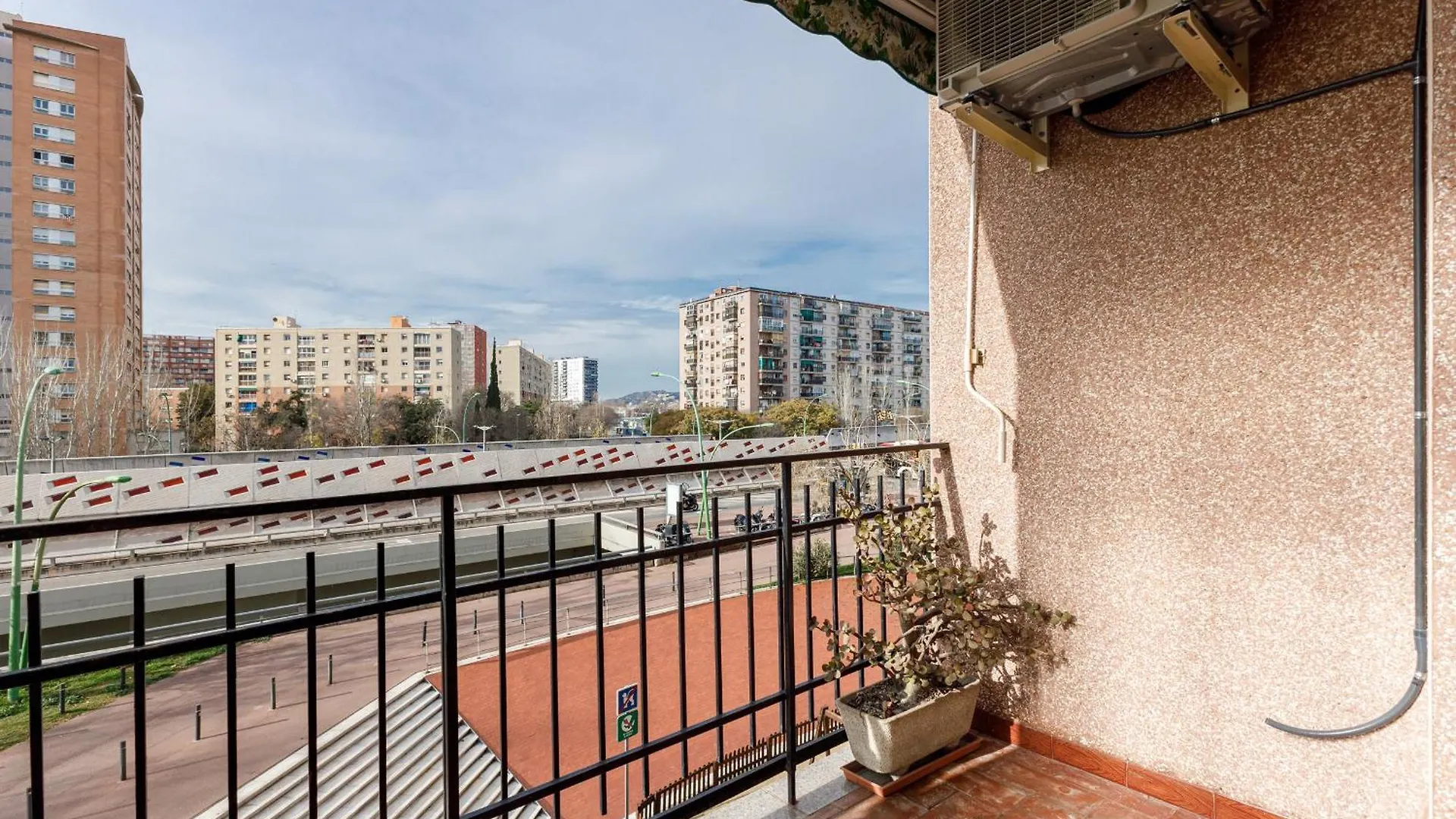 Besos - Bright Apartment Close To Congress & Port Sant Adria de Besos 0*,